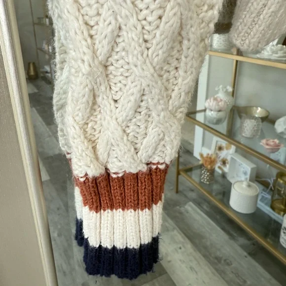 American Eagle Cream Cable Knit V-Neck Sweater | Size Small - Picture 7 of 7